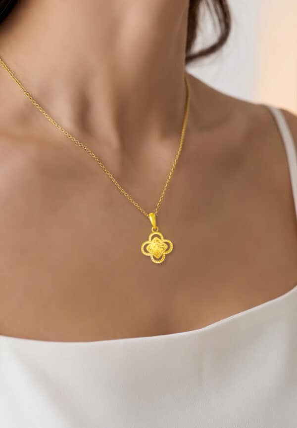 ssmy-zone-1793256818-762_0033_9P-TMG41-1C_3.jpg TOMEI Flower Pendant, Yellow Gold 916/22K