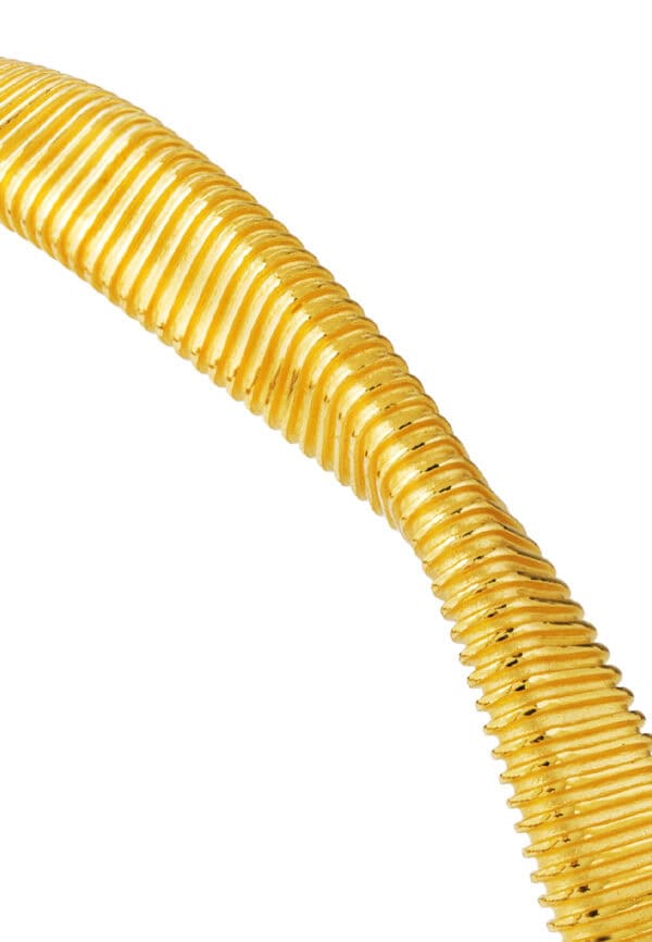 ssmy-zone-1793331616-762_0078_9L-BK1943-TW-1C_3.jpg TOMEI Curvy Bangle, Yellow Gold 916/22K