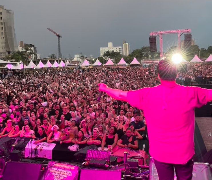 Show de sertanejo com Adolfo na Arena de Tubarão, com mais de 10 mil pessoas presentes.