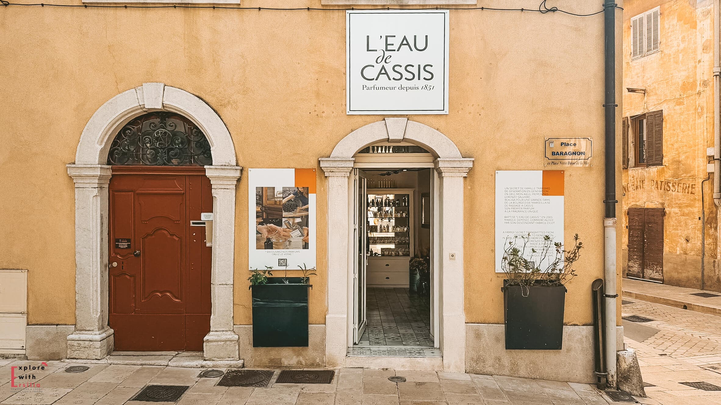 l'eau de cassis perfume shop entrance, a yellow facade with an old door