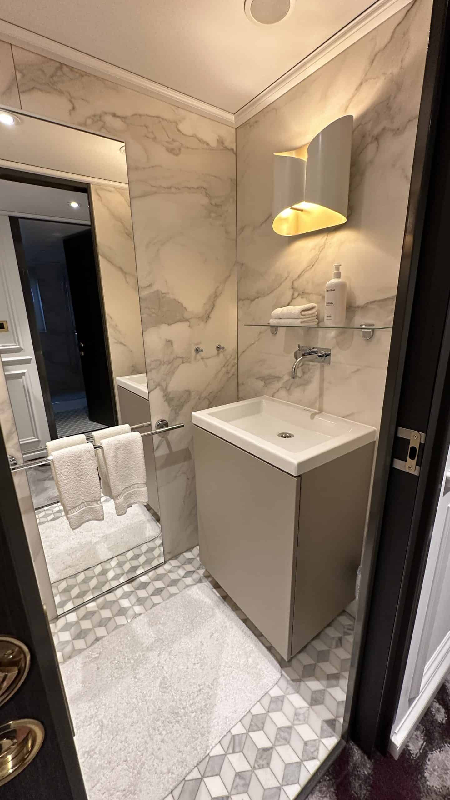 Second bathroom in Ravel Suite