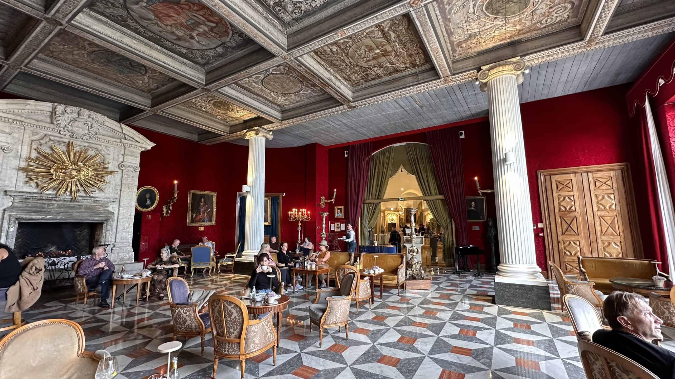 Cocktail lounge at Hotel Negresco