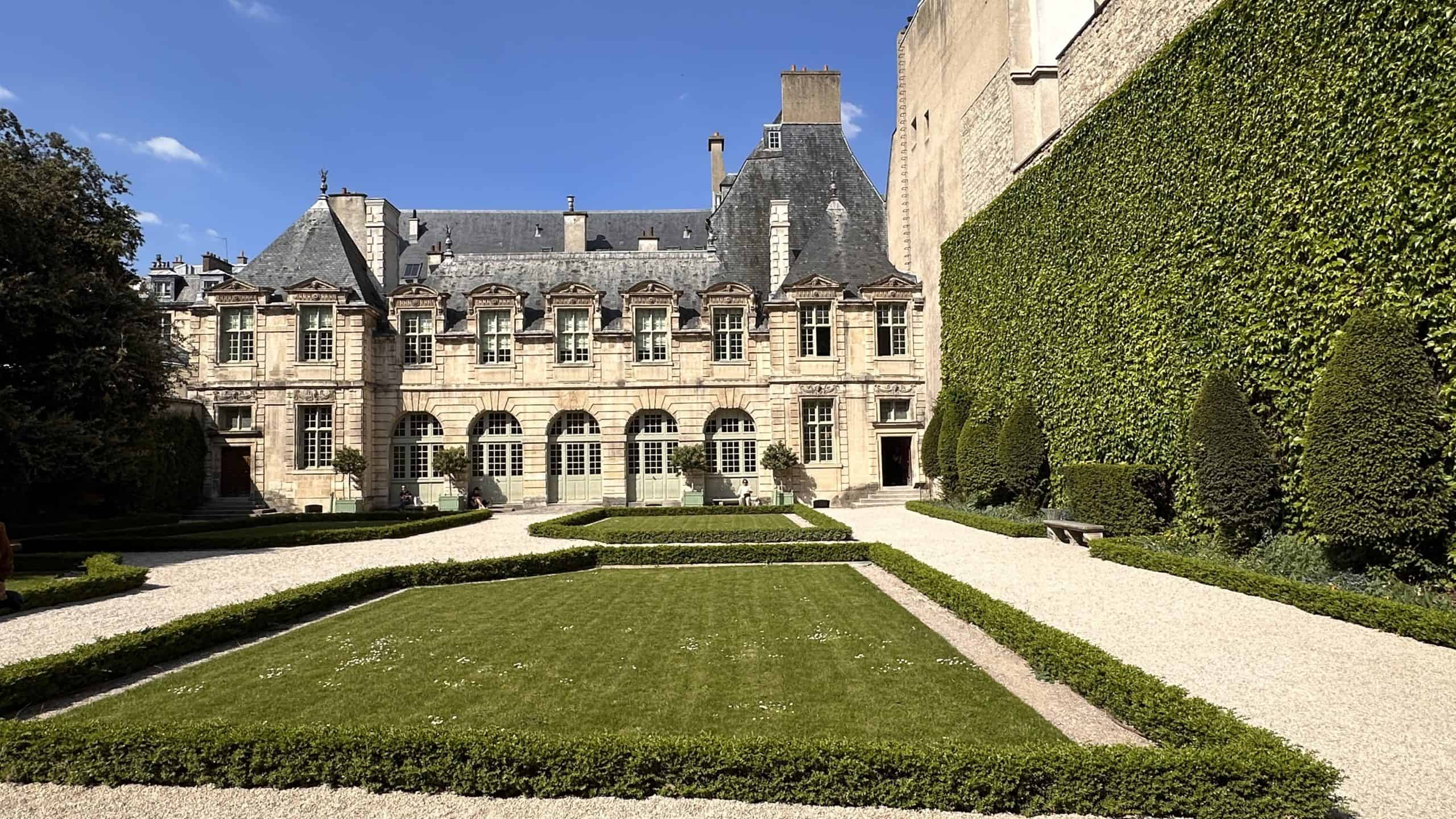 Garden at Hotel de Sully