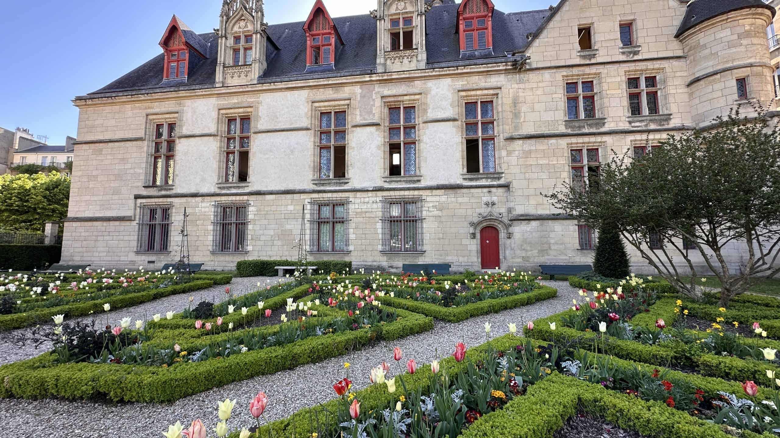 Hotel de Sens garden