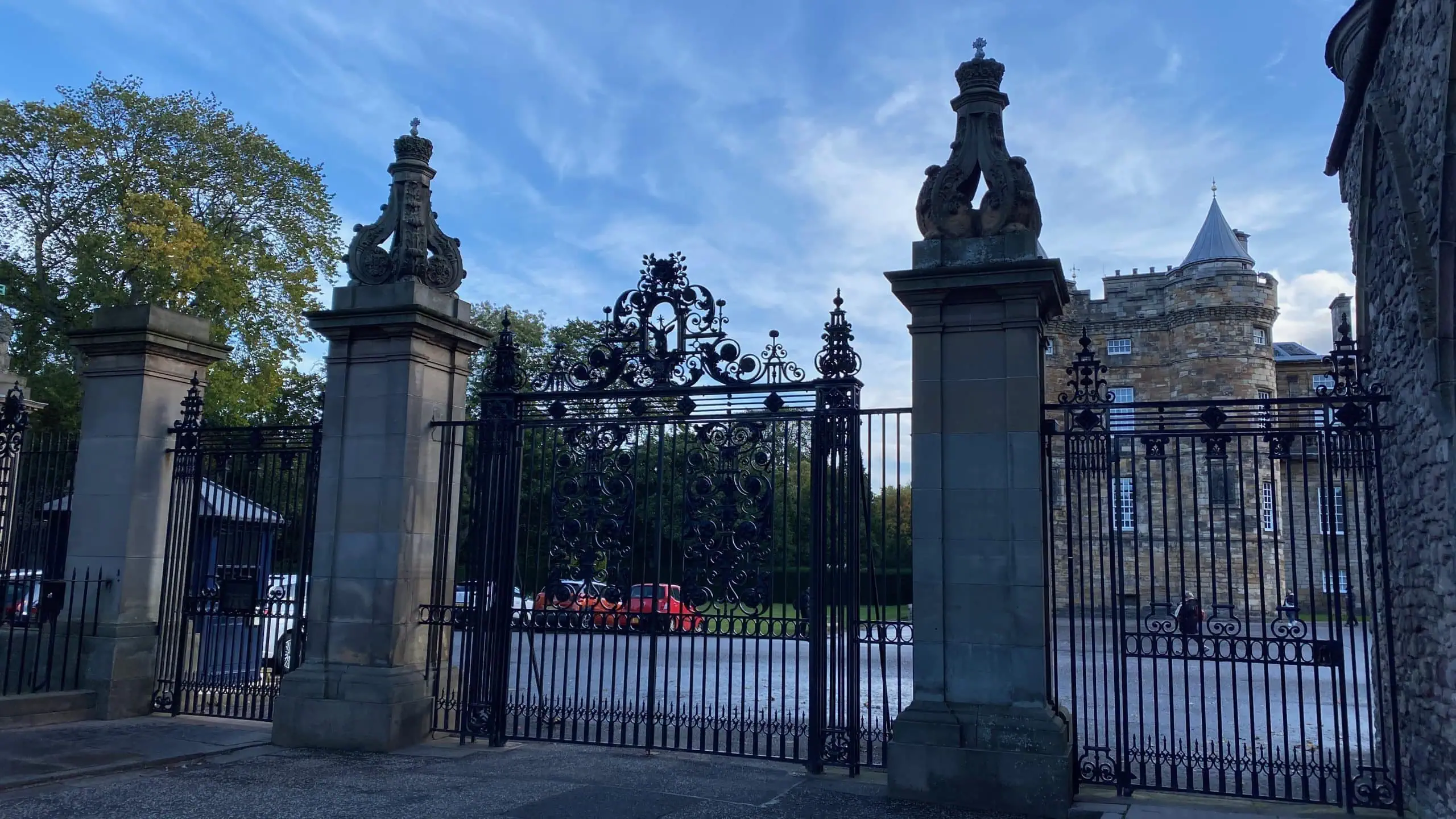 Hollyroodhouse gate