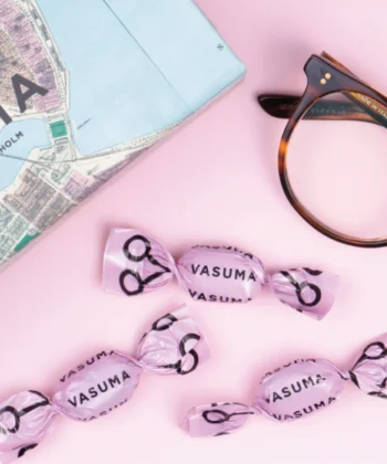 mugghållarunderlägg, flaggspel, vimpelspel, bunting, Handburgareflaggor, Cocktailflaggor, Tandpetarflaggor, fasadflagga, kioskflagga, trottoarpratare, Globalt Mål, Globala Mål, Globalt mål, globala målen kub, displaykub tryck, globala målen tryck kub, globalt mål tryck, skummkub, Saccosäck, eventmöbler, saccosäck, beanbag, mässbord, broschyrställ, rollup, Banderoll, öletiketter, vinetiketter, Banderoller, mässväggar, mässmonter, mässmontrar, beachflaggor, Expo, Print, Förpackningar, Etiketter, tryck, giveaways, öletiketter, etiketter, reklamprodukter, banderoller, dekal, dekaler, mässmontrar, profilkläder med tryck, reklamprodukter, giveaways, företagsprofilering, USB med tryck, kepsar med tryck, t-shirts med tryck, reflexer, isskrapor med tryck, beachflaggor, vattenflaskor med tryck, eventtält, tygvepor, broschyrhållare, arbetskläder med tryck, paraplyer med tryck, pennor med tryck, storformatsprint, flyers, dekaler, fönsterfolie, forex, hyllvippor, broschyrer, etiketter, öletiketter, produktetiketter, vinetiketter, livsmedelsetiketter, reklamkläder, reklamtryck, tryckeri, trycksaker, reklamartiklar, tryckta produkter, storformat, exponeringsmaterial, digitaltryck, rollups med tryck, tryckta banderoller, mässmaterial, expomaterial, profilreklam, varumärkesprofilering, mässväggar, takdisplayer, expo tryck, print tryck, displaymaterial, reklamflaggor, flaggor med tryck, mobil mässmonter, tryckt marknadsföring, textiltryck, kundgåvor, logotyptryck, specialtryck, ExpoTryck, expotryck.se, rollups, banderoller, eventmöbler, eventstol, eventtält, vepor, vepa, flaggor, flagga, reklamflagga, logotypflagga, företagsflagga, företagsflaggor, distplayställ, takdisplay, beachflagga, beachflaggor, bas, markfäste, vinylbanderoll, meshbanderoll, banderoll, pvc banderoll, takdisplay, displaykub, kub med tryck, display kub, displayskylt, displayställ, informationsskylt, windtracker, windtracker flagga, hög flagga, windtracker system, windtracker-kit, windtrackerkit, windtrackersystem, snäppram, trappa snäppram, snäppramlist, displayskyltar, displayställ, butik, forex, forexskylt, dörrhängare, dörr hängare, etiketter, etiketter på rulle, trycka etiketter, kortlek, kortlek med tryck, vatten med tryck, profilvatten, skydancer, vindgubbe, musmatta, gaming musmatta, musmatta eget tryck, Musmatta Gaming XXL, Profilvatten, reklamdryck, vatten med tryck, dryck med tryck, Energidryck, energidryck med tryck, kyl med tryck, dryckeskyl med tryck, profilbar kyl, glassbägare, glassbägare med tryck, glassbägare eget tryck, reklamgodis, reklamkolor, godis med tryck, konfektyr med tryck, karameller, karameller med tryck,