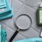 Bouton acariens lit sur matelas et drap