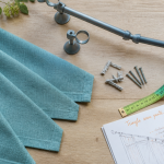Tringle rideau sous pente, supports et rideau en lin turquoise