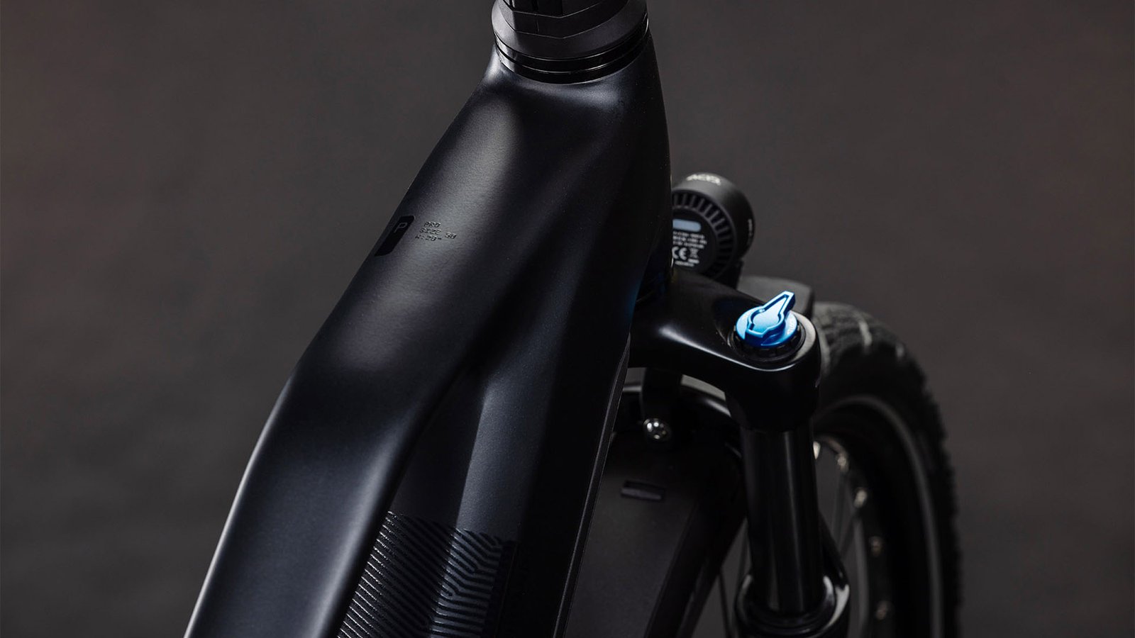 Kathmandu Hybrid Pro 800 coal´n´black Trapeze