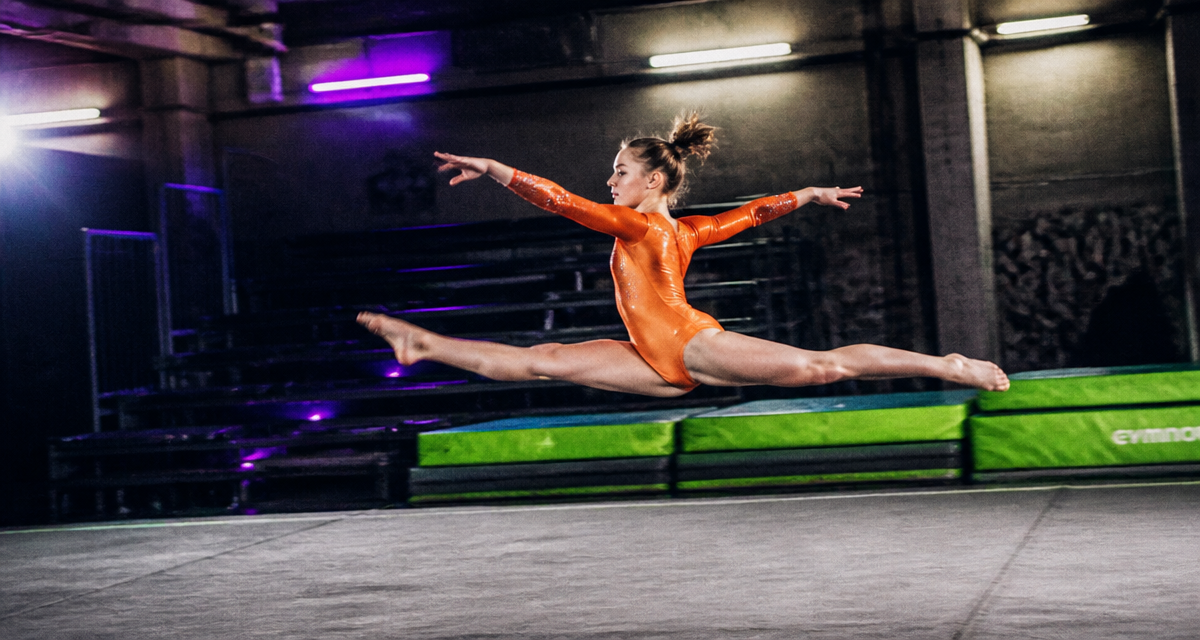 gymnastique au sol figure jeune gymnaste grand jeté