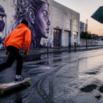 longboard longboard rider urbain sur avenue à l'aube