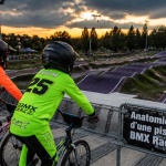 piste de bmx jeunes pilotes grille départ