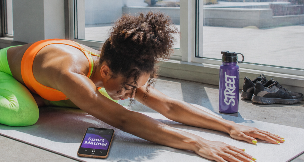 Femme sport matinale étirements tapis yoga