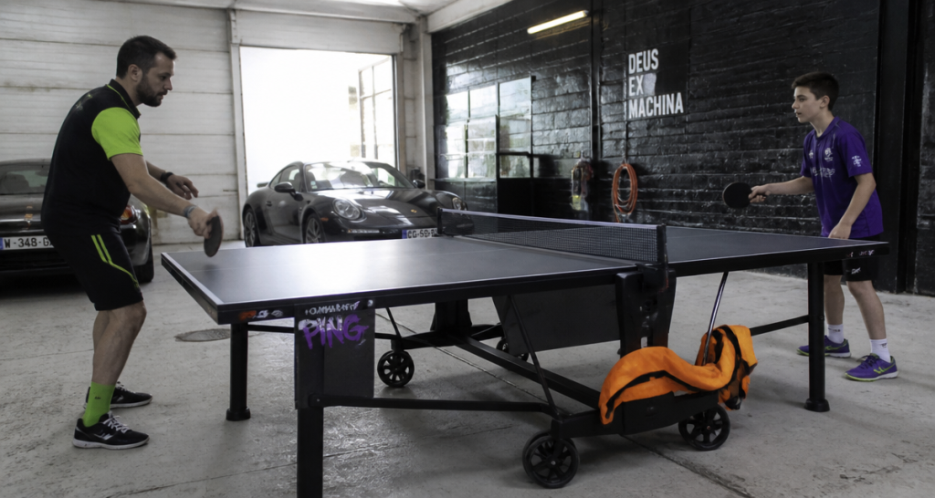 Table tennis de table outdoor avec joueurs en garage urbain