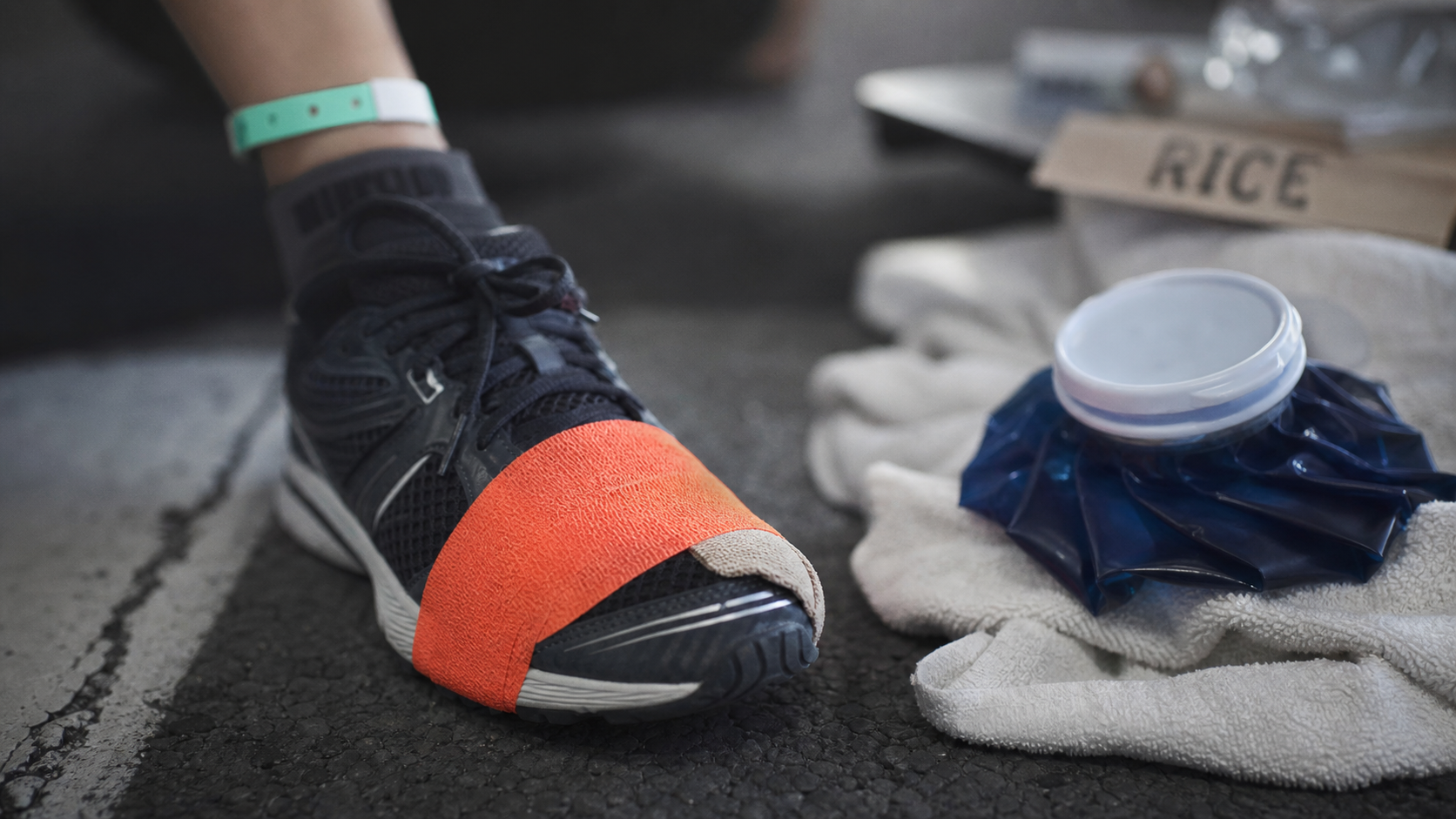 Entorse orteil : strapping et poche de glace