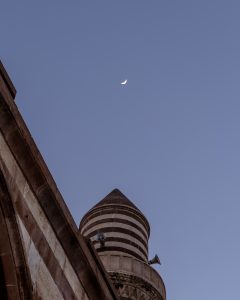 Тонкий полумесяц завис в небе над Ваном