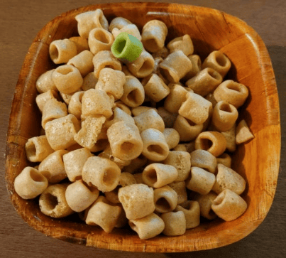 Colorful and crunchy Korean puffed grain snacks (Pungtwig-i) served as a free starter at a local Hof bar.