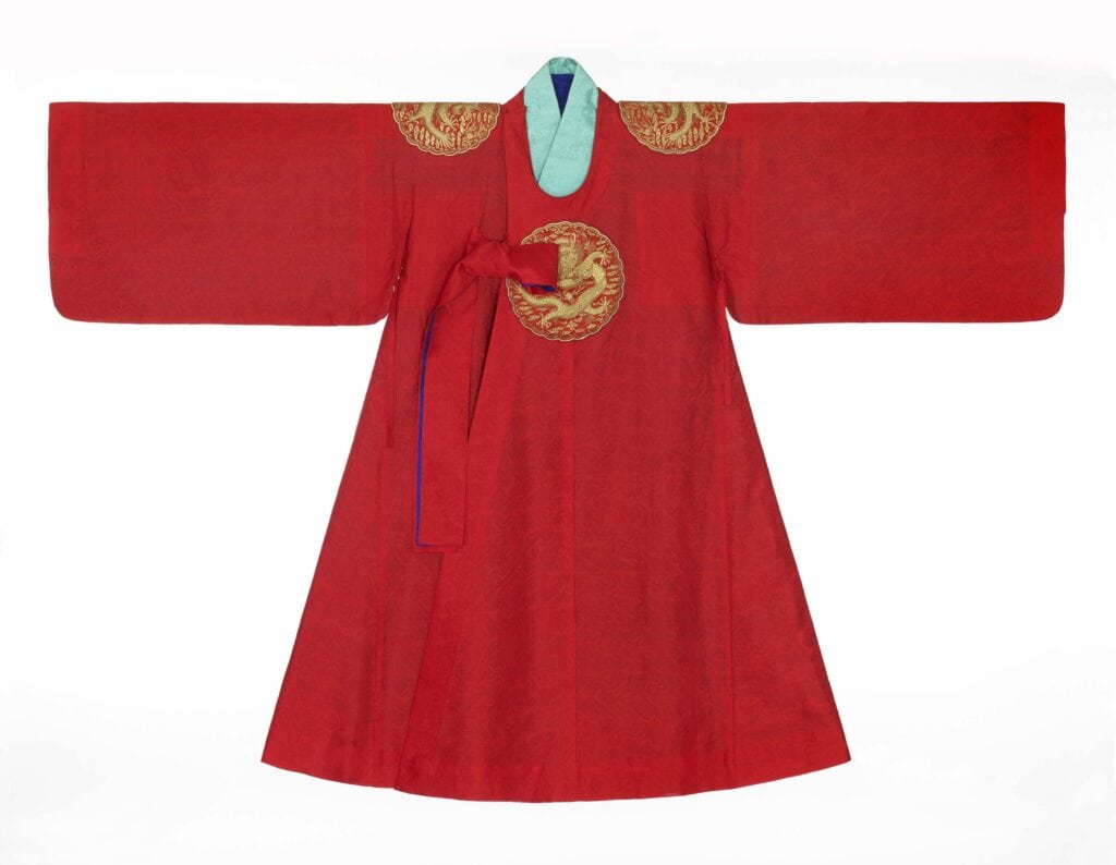 Gonryongpo: The iconic red royal robe of Korean kings. This traditional attire represents the pinnacle of Joseon's royal fashion, decorated with exquisite gold dragon emblems on the chest and shoulders.