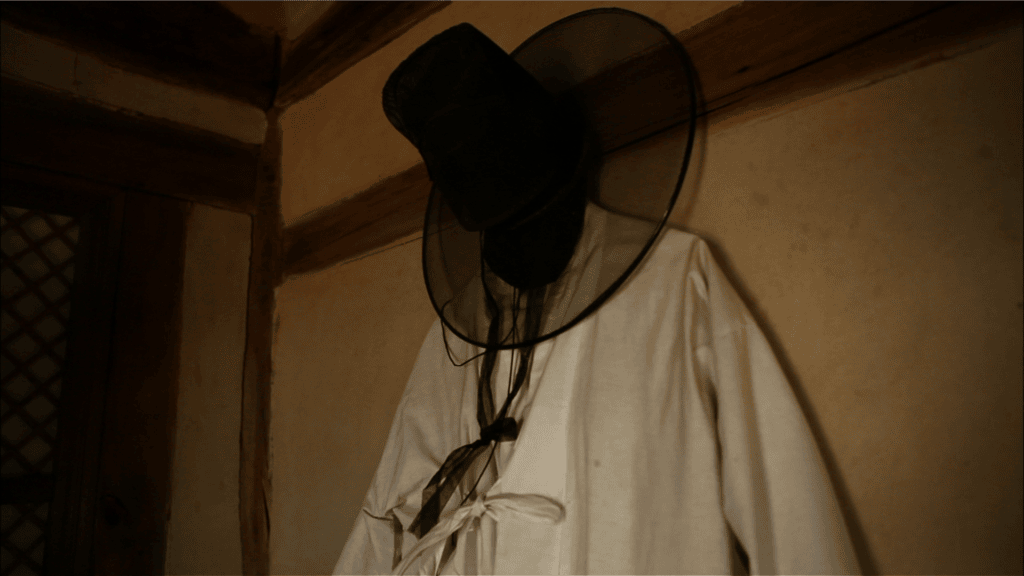 Minimalist view of a 'Gat,' a traditional Korean black hat for men, displayed as a piece of cultural art. This iconic headwear represents the refined aesthetics and integrity of Korean heritage.