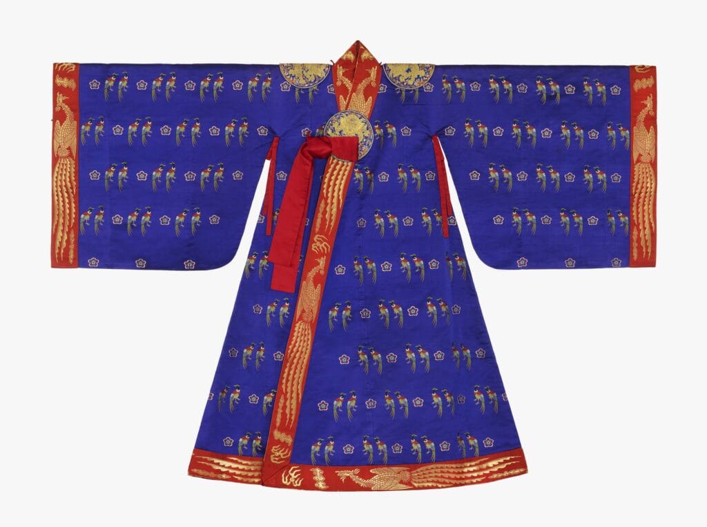 Jeogui: The most formal ceremonial attire of Korean queens. A magnificent blue royal robe decorated with golden pheasant emblems, representing the pinnacle of feminine authority in the Joseon royal court.
