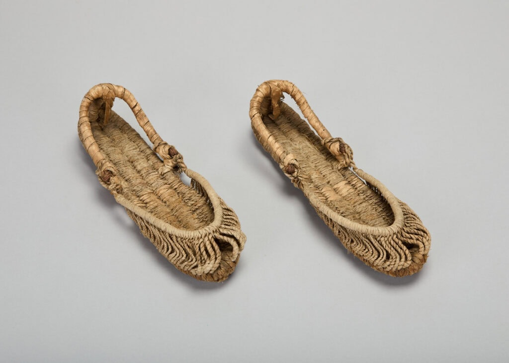 Traditional Korean hemp sandals (Mituri). A classic footwear style featuring intricate weaving patterns, representing the elegant and eco-friendly craftsmanship of ancient Korea.