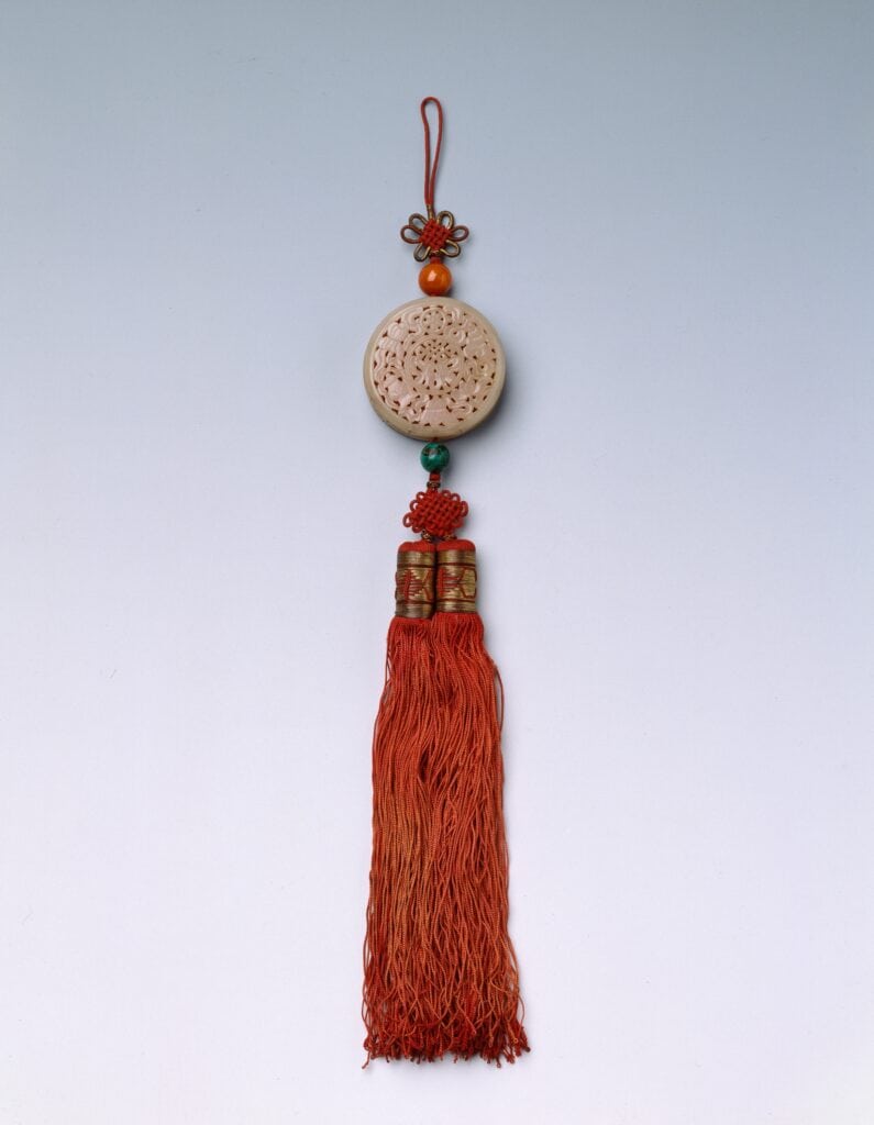 Minimalist view of a 'Norigae,' a traditional Korean traditional ornament for women, displayed as a piece of cultural art. This iconic accessory represents the refined aesthetics and integrity of Korean heritage.