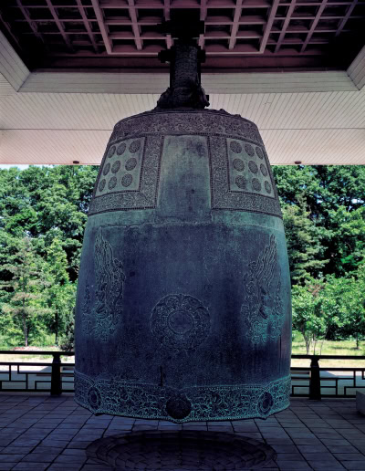 The Divine Bell of King Seongdeok (National Treasure No. 29), also known as the Emille Bell, is the largest and most beautiful Buddhist bell in Korea.