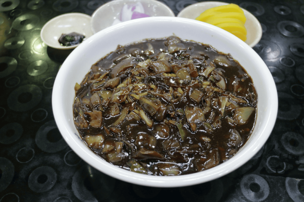 A complete guide to K-Chinese cuisine for travelers! Learn about the 'Big 3' menus—Jajangmyeon, Jjamppong, and Bokkeumbap—and master the local dining etiquette. Discover the authentic taste of Korea hidden in neighborhood Chinese restaurants.