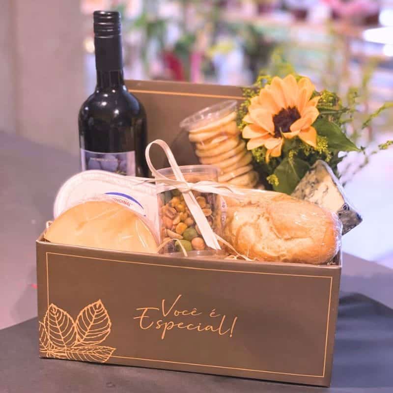 Cesta de Queijos e Vinho Especial