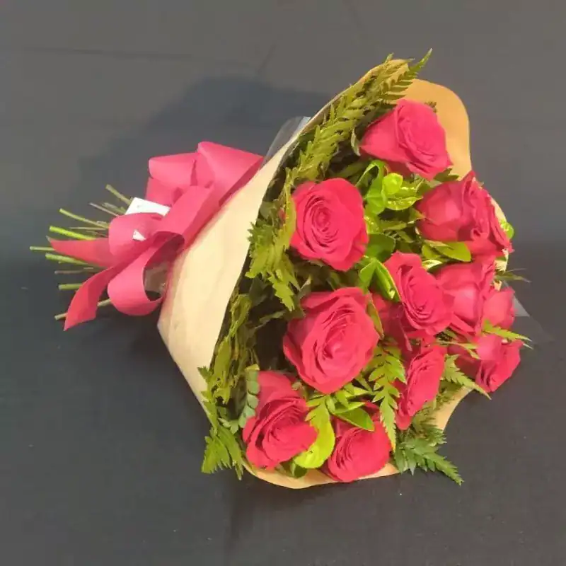 Buquê "And I Love Her" - 12 rosas colombianas