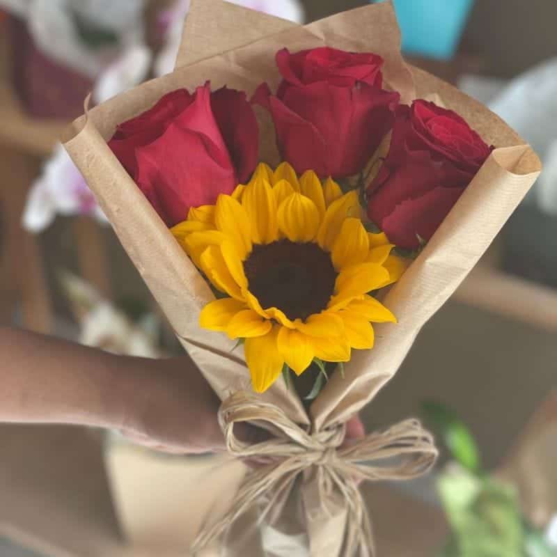 Ramalhete de Rosas Colombianas com Girassol