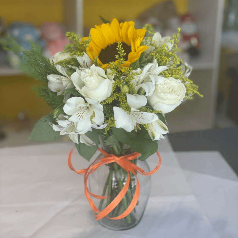 Arranjo de girassol com rosas brancas