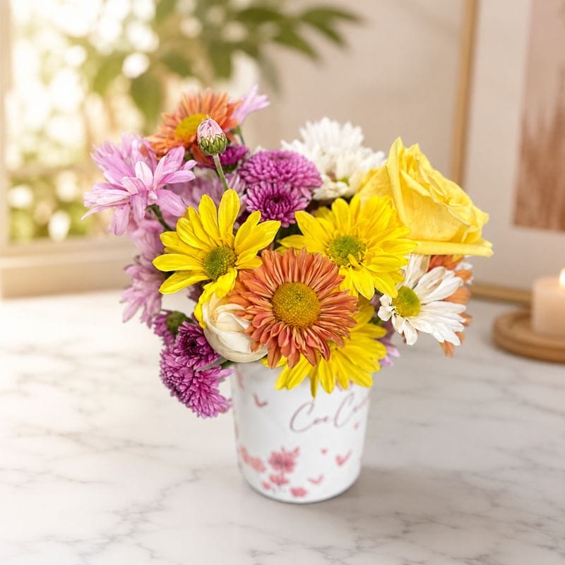 Caneca decorativa com flores do campo coloridas