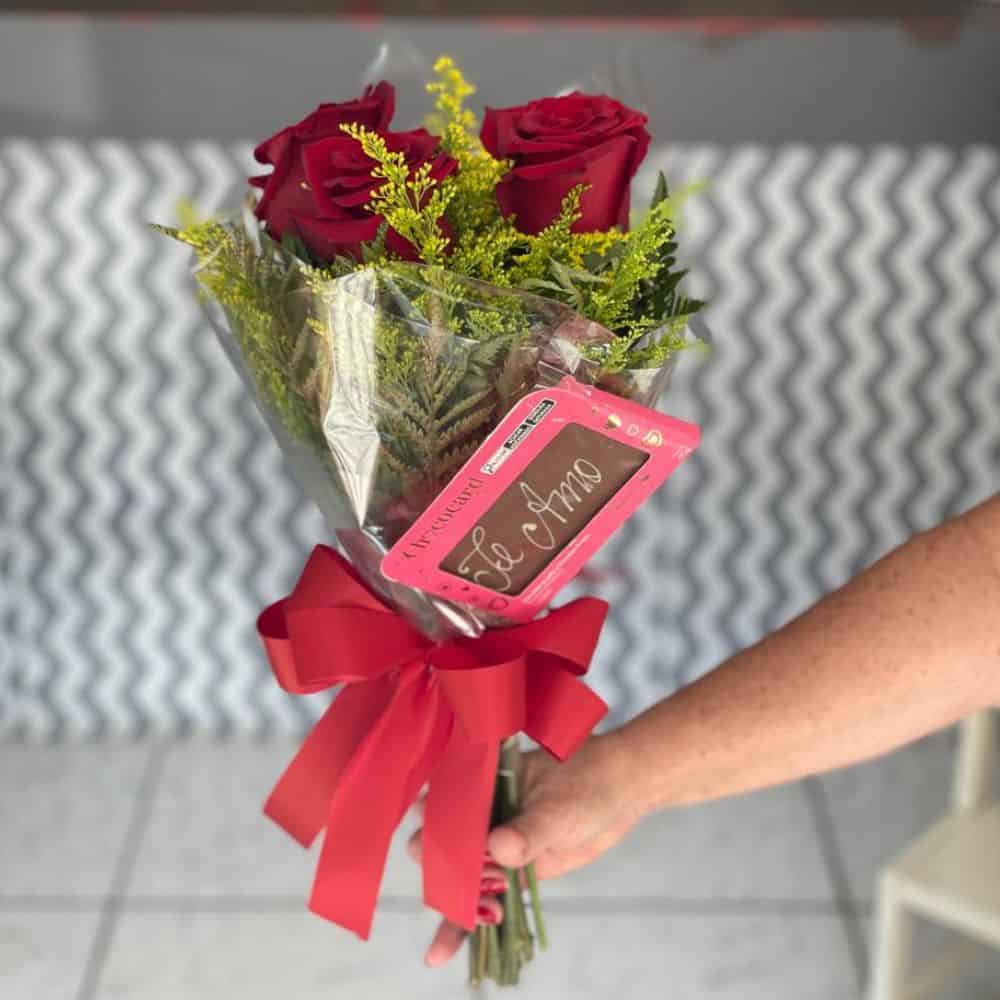 Buquê Te Amo com 3 rosas vermelhas naturais e chocolate, presente romântico da Amor & Flor Campinas.