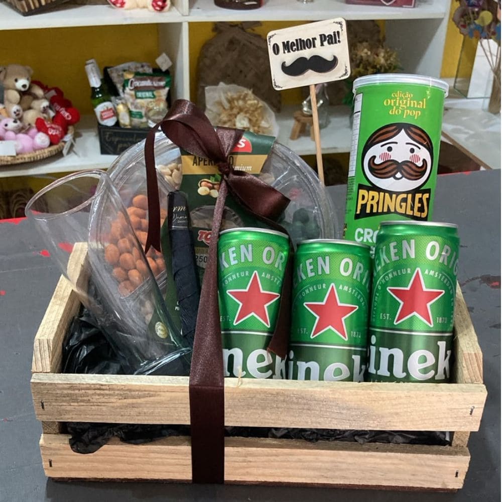 Surpreenda com a Cesta Melhor Pai: três Heineken, Pringles, petiscos e copo em um caixote decorado. Entrega de presentes em Campinas.