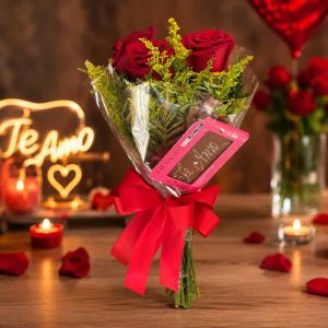 Buquê Te Amo com 3 rosas vermelhas naturais e chocolate, presente romântico da Amor & Flor Campinas.