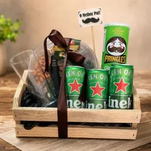 Surpreenda com a Cesta Melhor Pai: três Heineken, Pringles, petiscos e copo em um caixote decorado. Entrega de presentes em Campinas.