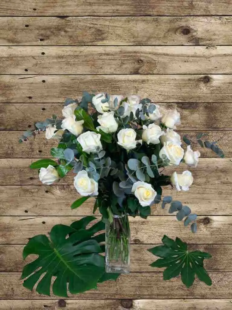 Ramo funerario de rosas blancas