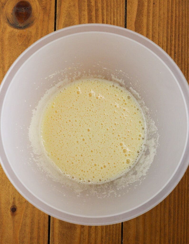 How to mix the eggs with sugar