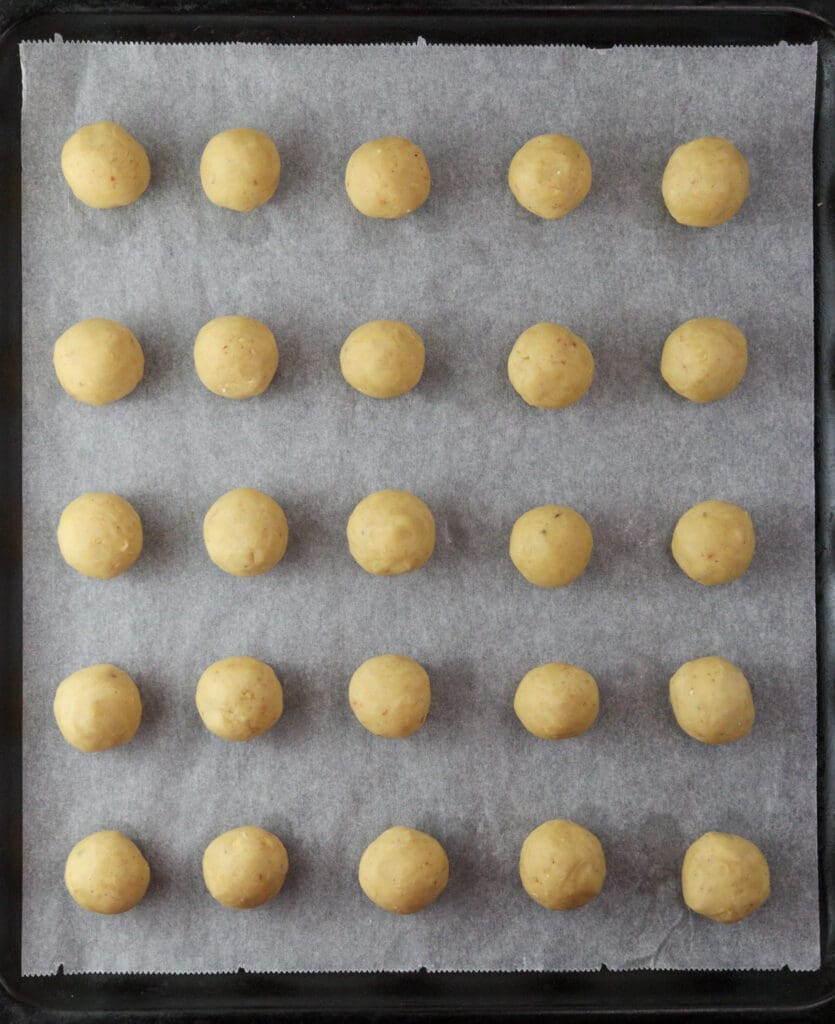 Image showing how to arrange dough balls for making thumbprint baobab cookies