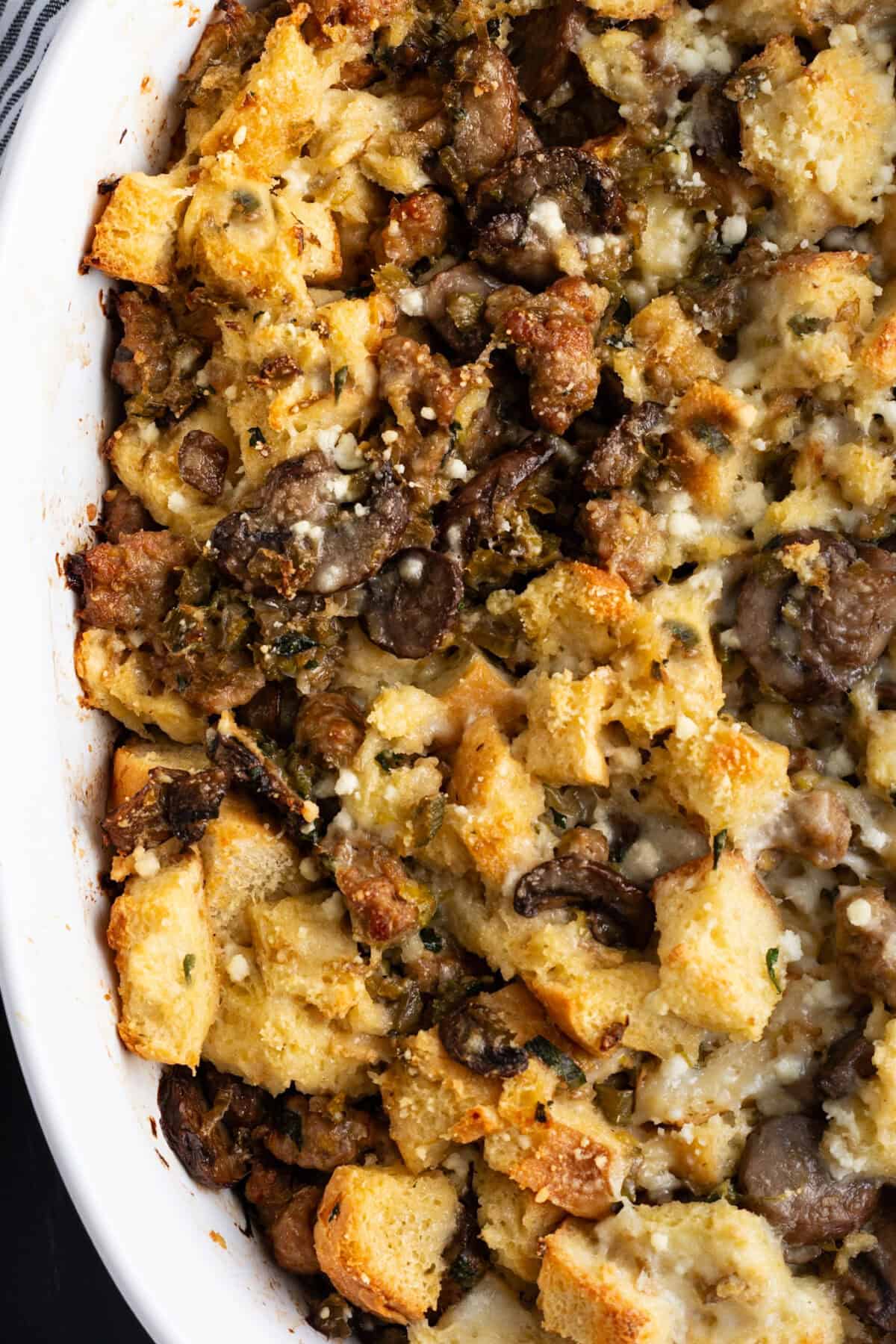Sausage stuffing with leeks and mushrooms.