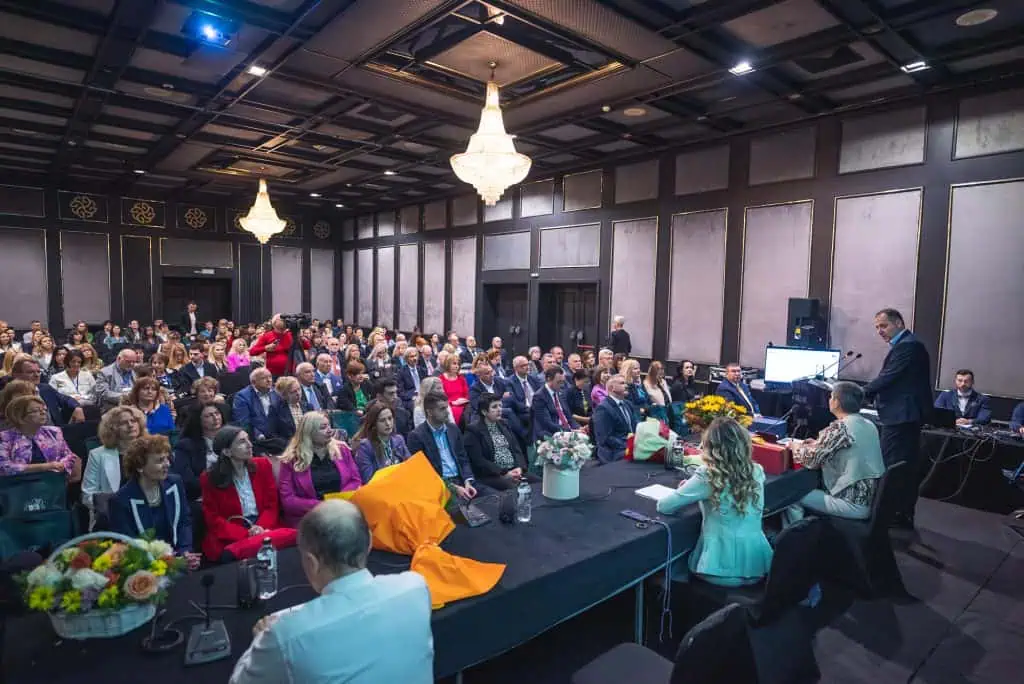 FOZ zavarshi praznichnia si yubileen kalendar s vnushitelna mezhdunarodna konferentsia, 1