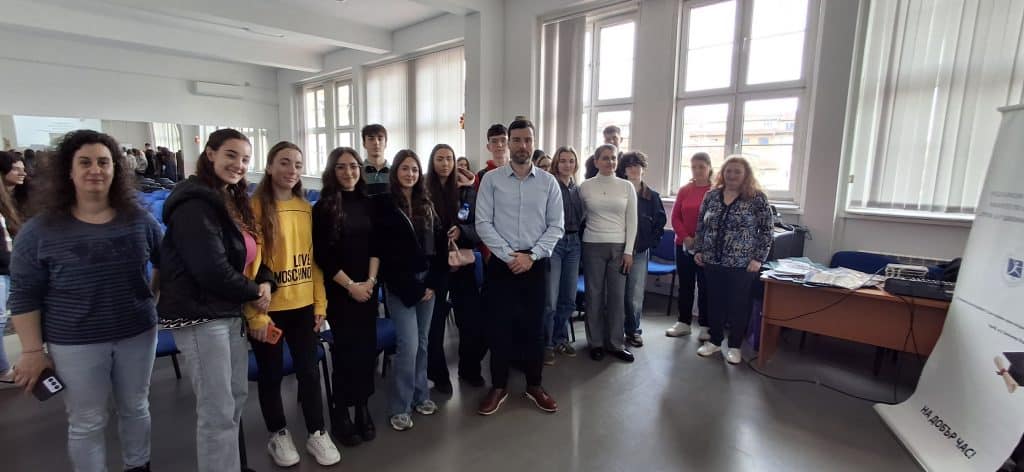 FOZ predstaviane v 7 su pred nad 60 uchenitsi, snimka 1