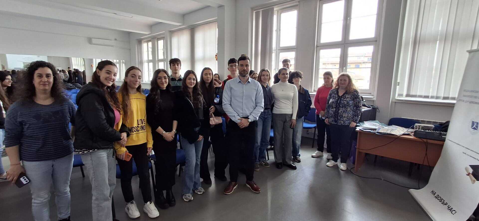 FOZ predstaviane v 7 su pred nad 60 uchenitsi, snimka 1