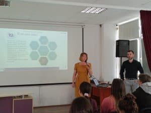 Predstavyane na FOZ v NPMG uchenitsi ot 11 klas se zapoznaha s nashite spetsialnosti, glavna