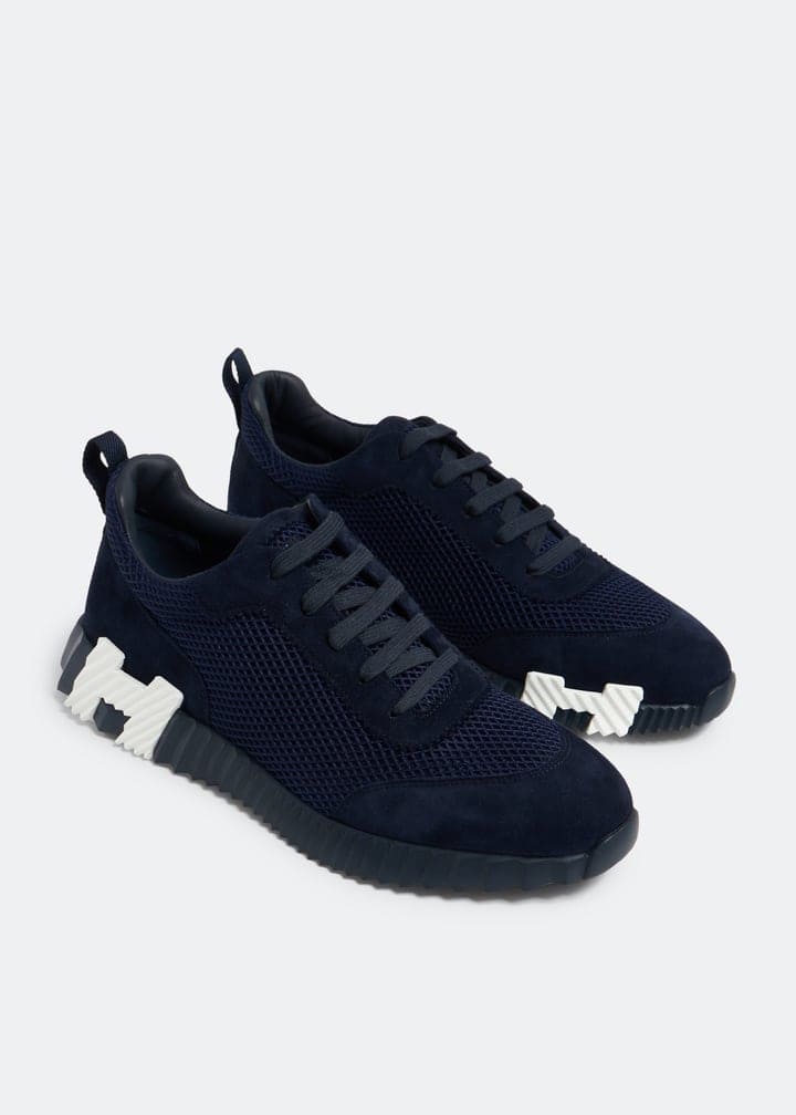 Bouncing Sneakers in sleek black for stylish comfort and performance.