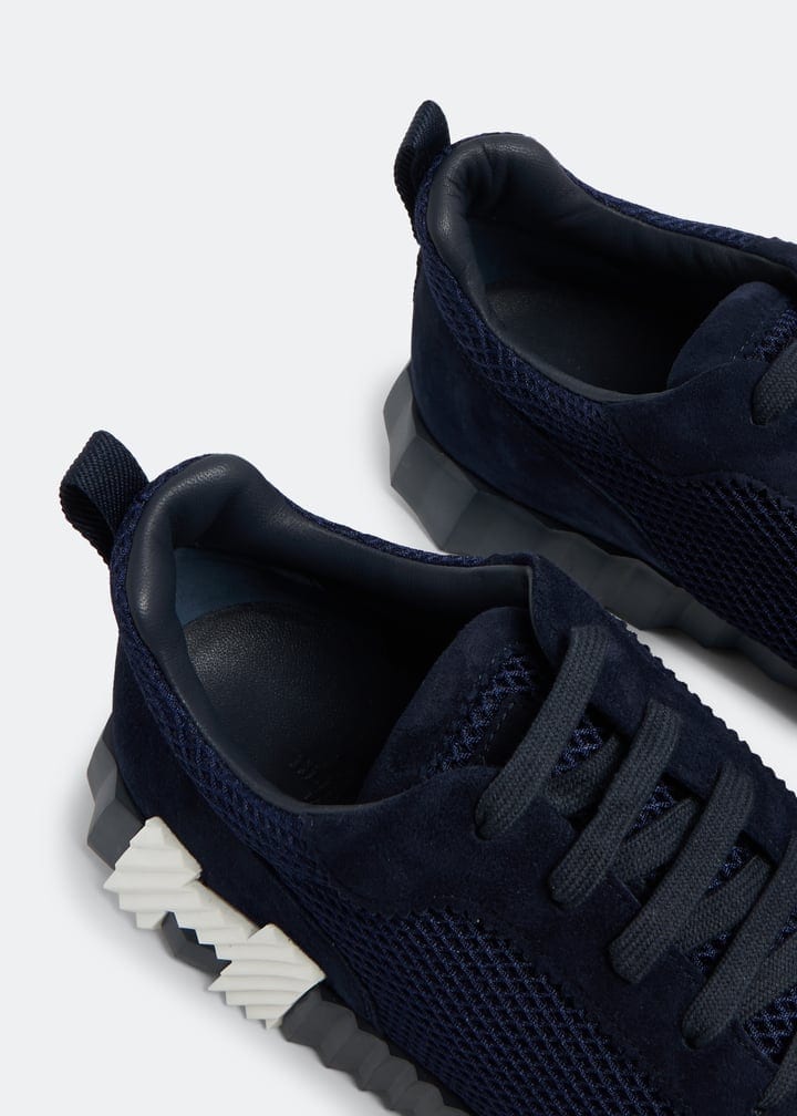 Bouncing Sneakers in sleek black with innovative design, perfect for stylish and comfortable casual.