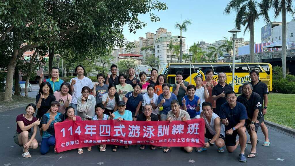 救字教學涼訓班合影，團隊成員在戶外背景中微笑合照，彰顯友誼與合作精神。.