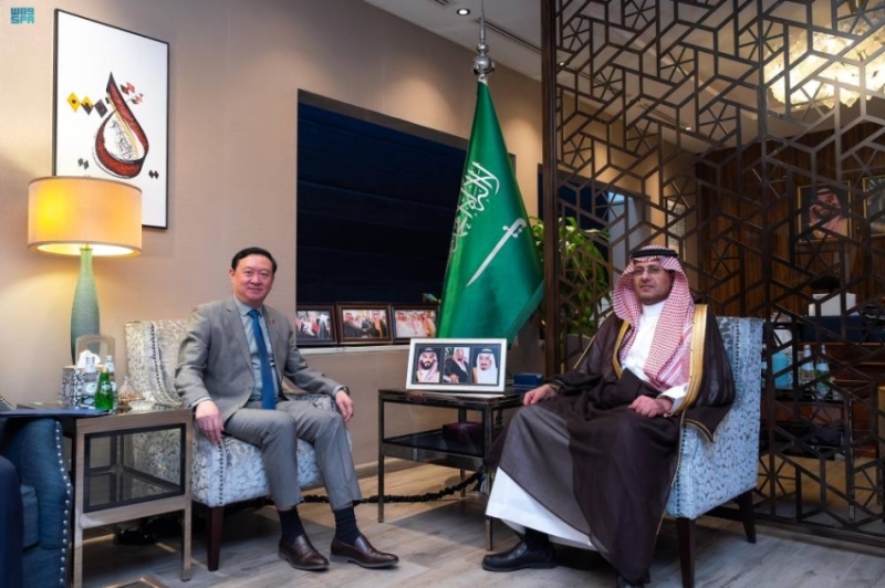 المنصوري وسفير الصين يستعرضان التطورات الإقليمية والدولية