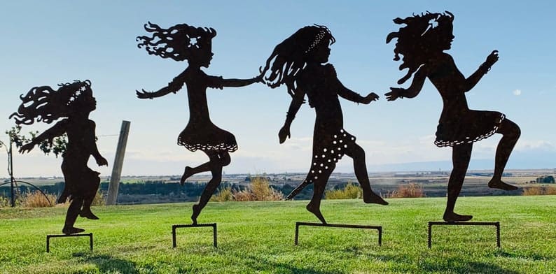 four_sisters_sculptures four playfur sisters garden sculpture stakes